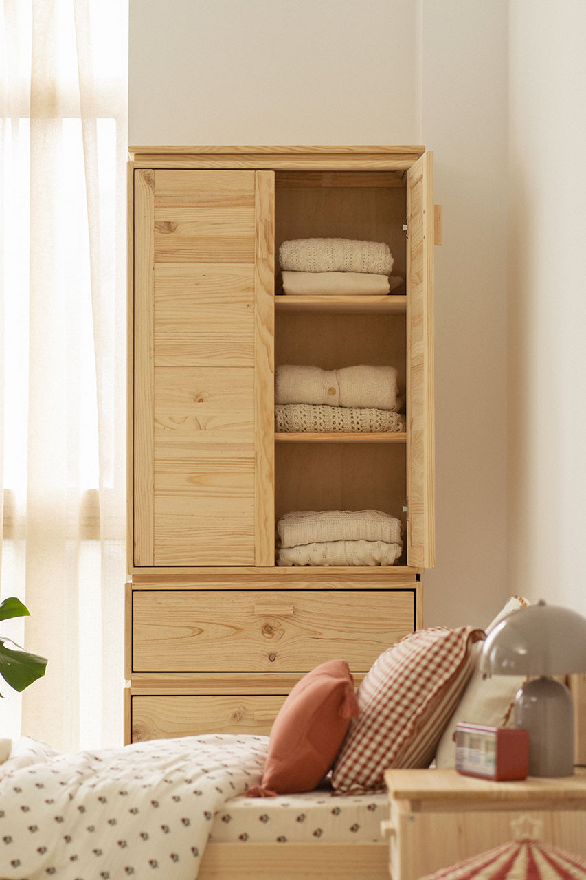 Imagen de ambiente 3 para:Armario de madera natural con cajones